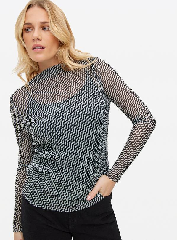 Mono Geometric Plissé Mesh Top 12